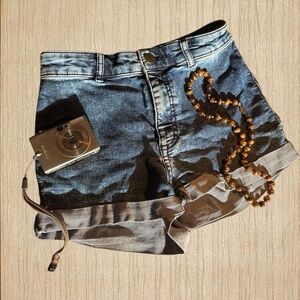 dark blue acid wash super soft + stretchy denim shorts!! 🔹🔹